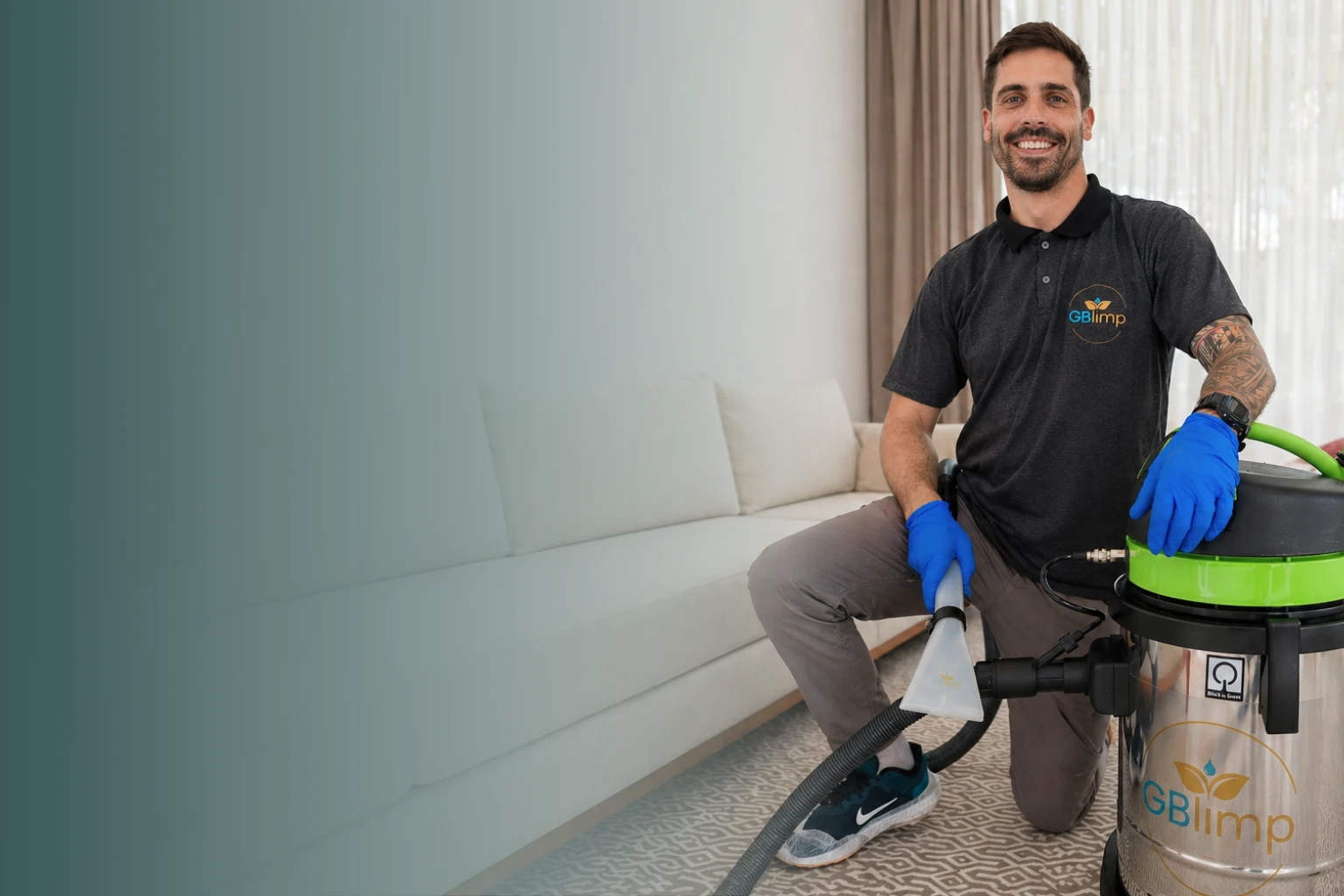 Profissional GBlimp com uniforme e equipamento de higienização junto a um sofá e cortinas